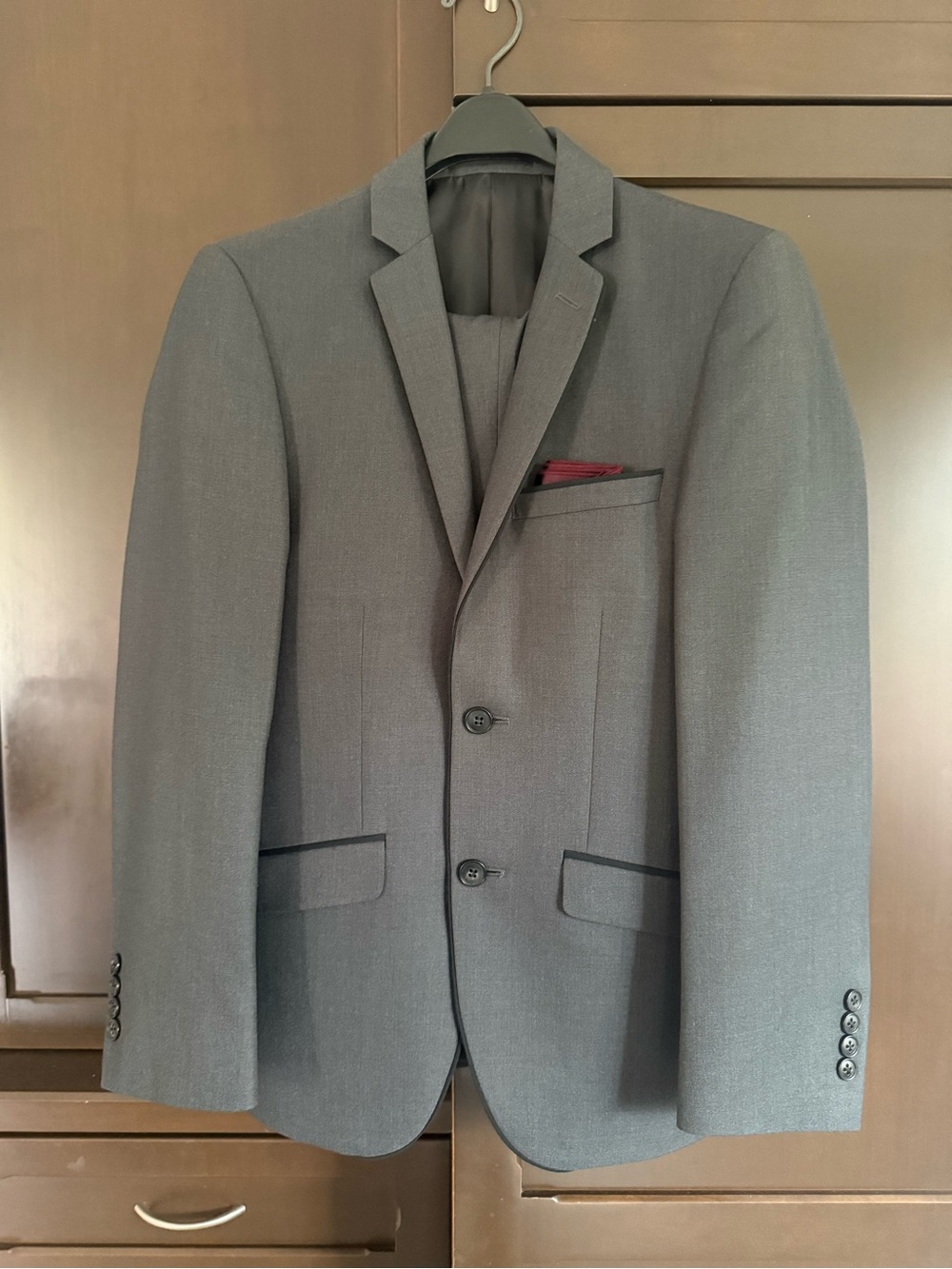 Men's Tailored Gray Two-Button Suit Jacket with Pocket Square